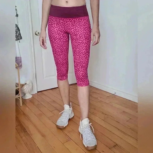 LULULEMON BRIGHT PINK ANIMAL PRINT CAPRI SPORTS LEGGING - Picture 1 of 8